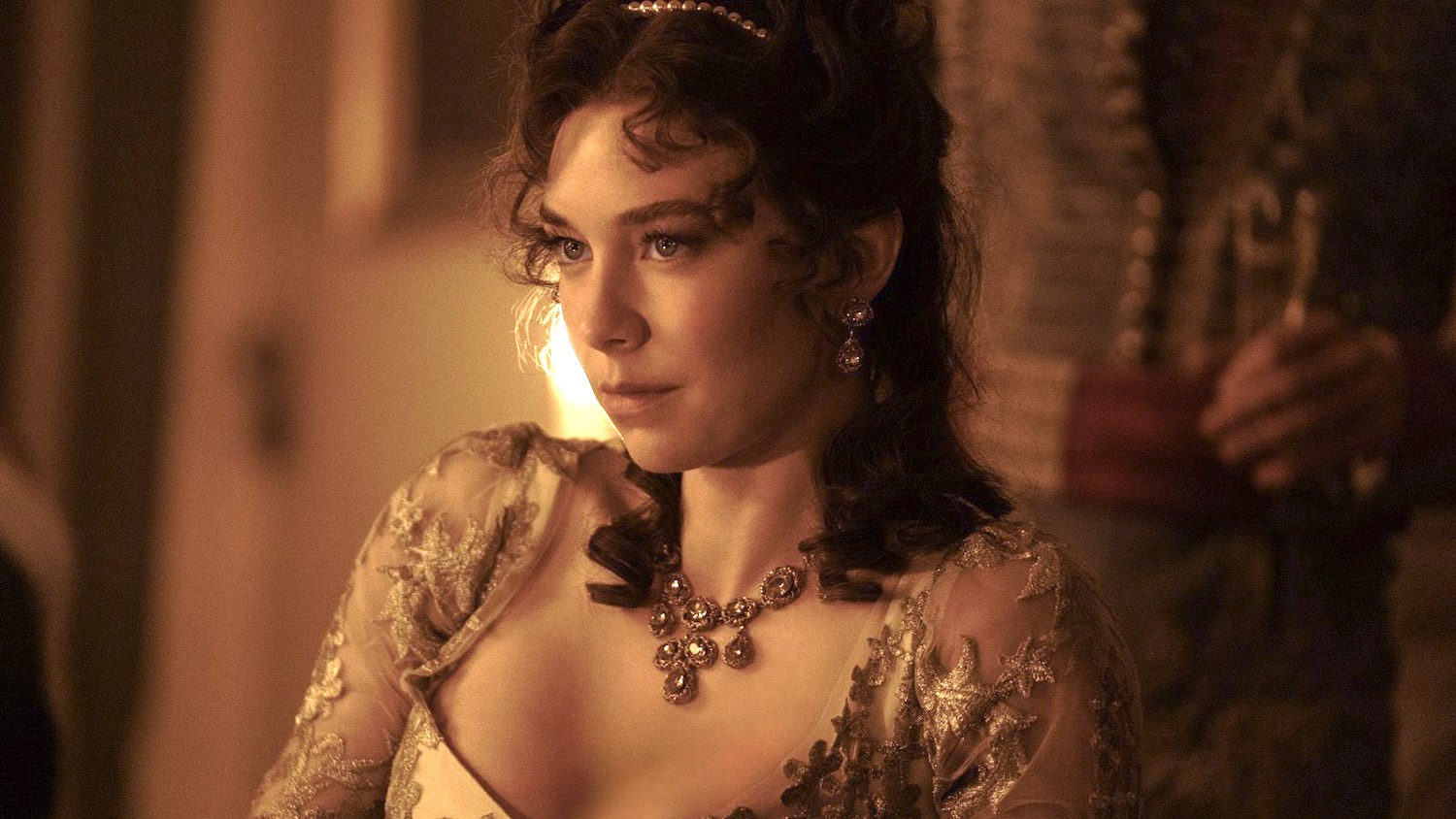 Vanessa Kirby incarne Joséphine Bonaparte qui se fait intensément pénétrer par derrière jusqu'à la jouissance en elle de son mari et empereur dans le film Napoléon en 2023