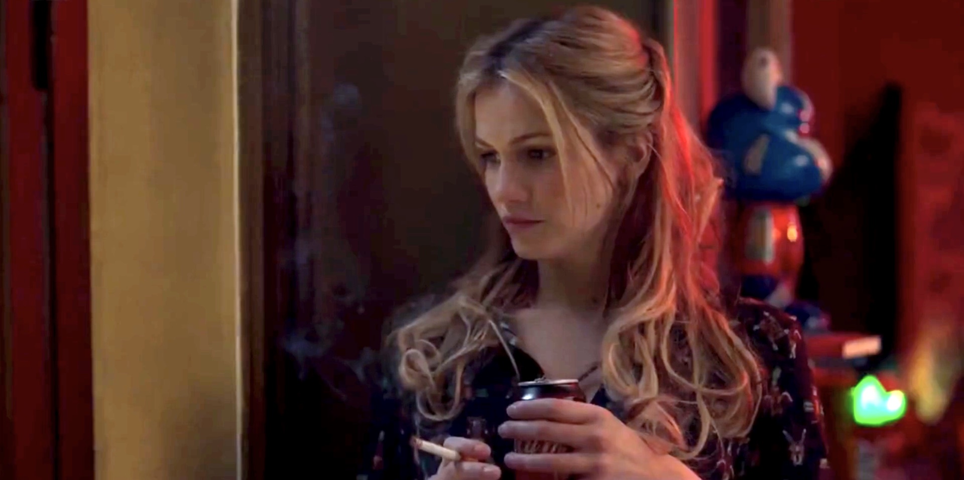 Margot Bancilhon interprète Néféli une jeune femme voyeuse qui aime regarder un couple faire l'amour derrière la fenêtre d'un appartement de l'immeuble en face de chez elle dans le film Ami-ami en 2018
