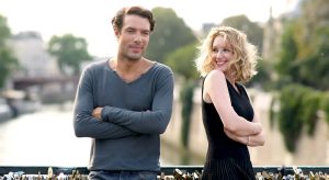 Julie et Antoine interprétés par Ludivine Sagnier et Nicolas Bedos forment un couple amoureux à Paris mais malheureusement séparés par une jeune femme aux seins nus qui attend à l'intérieur du dressing d'Antoine dans le film Amour & turbulences en 2013