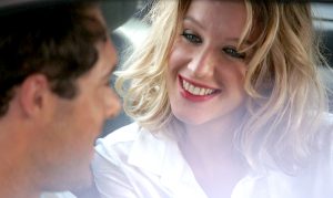 Julie incarnée par Ludivine Sagnier est très amoureuse d'Antoine même en connaissant la réputation de séducteur de son amant habitué à multiplier les conquêtes féminines dans le film Amour & turbulences en 2013