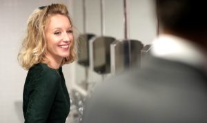 Ludivine Sagnier incarne une jeune femme qui entre sans tabous à l'intérieur des toilettes pour hommes en ne détournant pas le regard face à un homme devant son urinoir dans le film Amour & turbulences en 2013