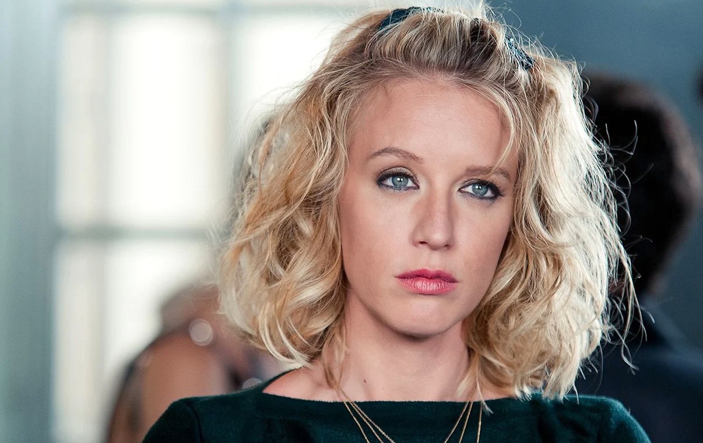 Julie jouée par Ludivine Sagnier est amoureuse d'un homme impuissant qui est l'objet des moqueries de ses amantes new-yorkaises et de leurs copines dans le film Amour & turbulences en 2013