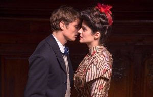 Noémie Merlant joue le rôle de Marie de Régnier jeune épouse adultère qui fait cocu son mari sans regrets en entretenant une liaison charnelle passionnée avec son amant dans le film Curiosa en 2019