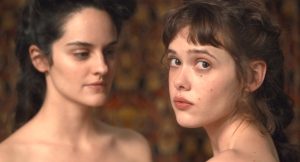 Noémie Merlant et Mathilde Warnier interprètent deux sœurs dans le Paris de 1895 ayant choisi de faire l'amour ensemble avec Pierre Louÿs qui est le mari de l'une et l'amant de l'autre en s'appropriant totalement l'homme pour satisfaire leurs plaisirs charnels dans le film Curiosa en 2019