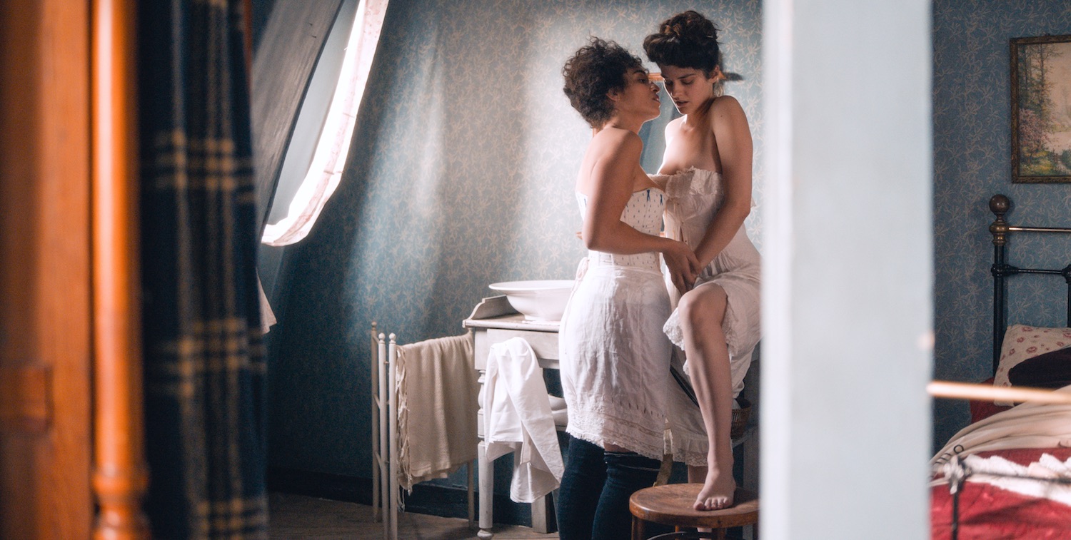 Marie de Régnier incarnée par Noémie Merlant trompe son mari cocu en faisant l'amour avec un homme mais aussi en s'abandonnant aux plaisirs de la chair avec une femme dans le film Curiosa en 2019