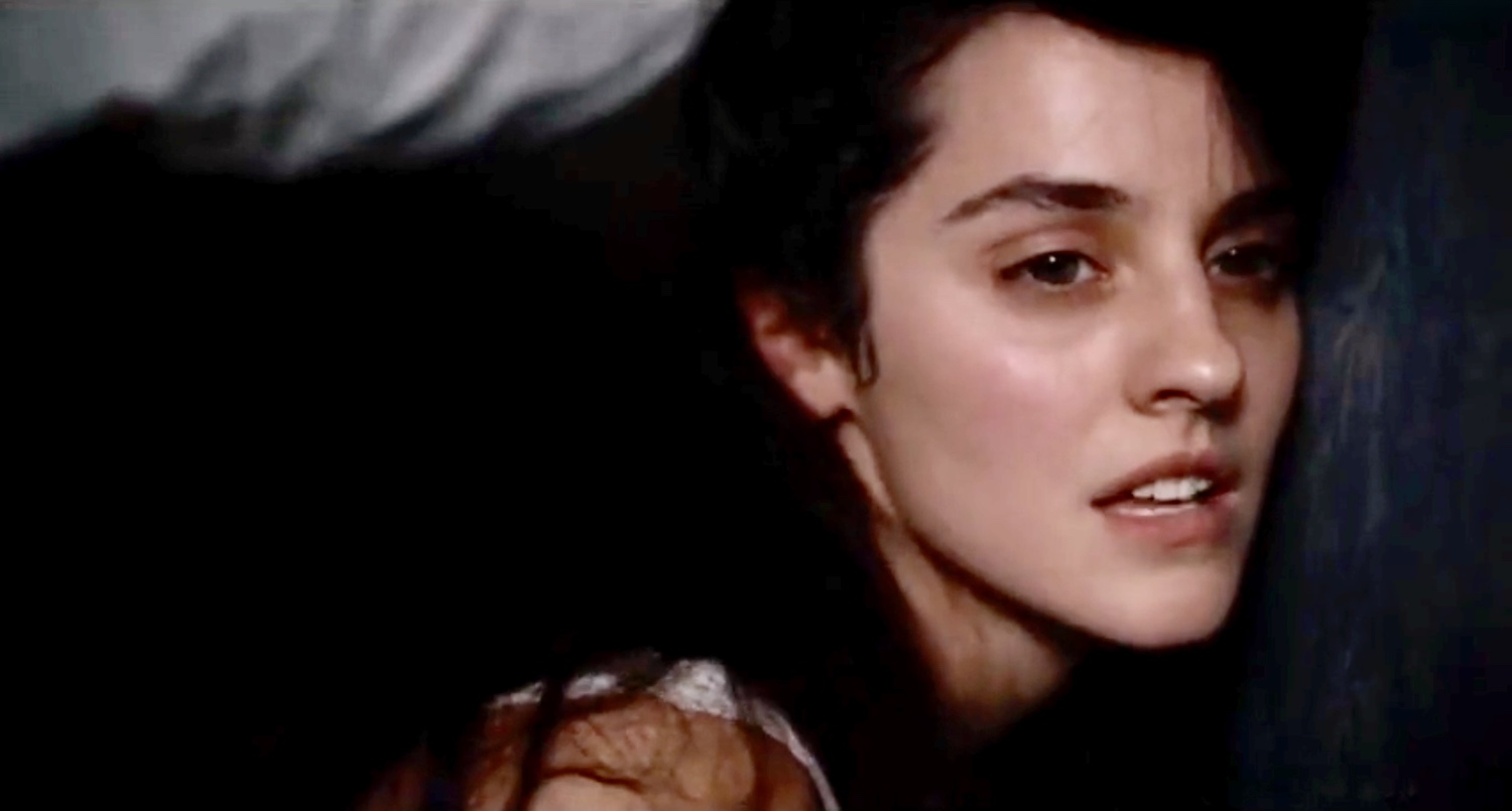 Noémie Merlant incarne à la perfection Marie de Régnier qui fait cocu son mari assis derrière la cloison en sachant qu'il l'entend jouir durant sa relation charnelle avec son amant dans le film Curiosa en 2019