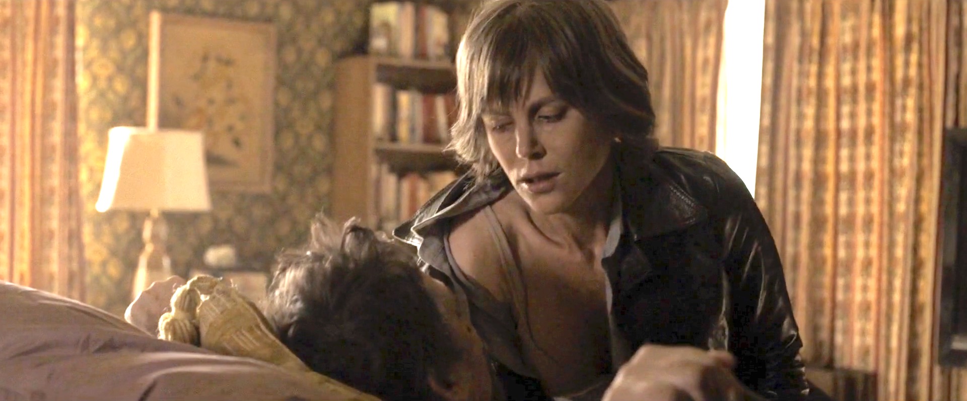 Nicole Kidman masturbe à main nue le pénis d'un homme en crachant sur la verge pour bien la lubrifier puis elle accélère sa masturbation de la verge jusqu'à l'éjaculation dans le film Destroyer en 2018