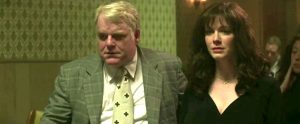 Philip Seymour Hoffman et Christina Hendricks incarnent un couple au bord de l'abîme après une mort mystérieuse qui brise toutes leurs certitudes et peut-être leur amour dans le film God's Pocket en 2014