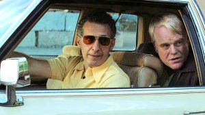 L'excellent John Turturro incarne Arthur Capezio aux côtés du regretté Philip Seymour Hoffman qui interprète Mickey Scarpato dans le film God's Pocket en 2014