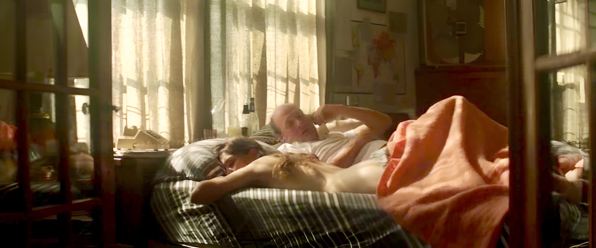 Sophia Takal nue incarne une jeune étudiante de 21 ans qui aime faire l'amour avec un journaliste de 67 ans incarné par Richard Jenkins dans le film God's Pocket en 2014