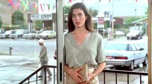 Jennifer Connelly a 18 ans lors du tournage du film Hot Spot où elle incarne une jeune secrétaire souhaitant faire l'amour avec un homme mûr vendeur dans sa concession automobile