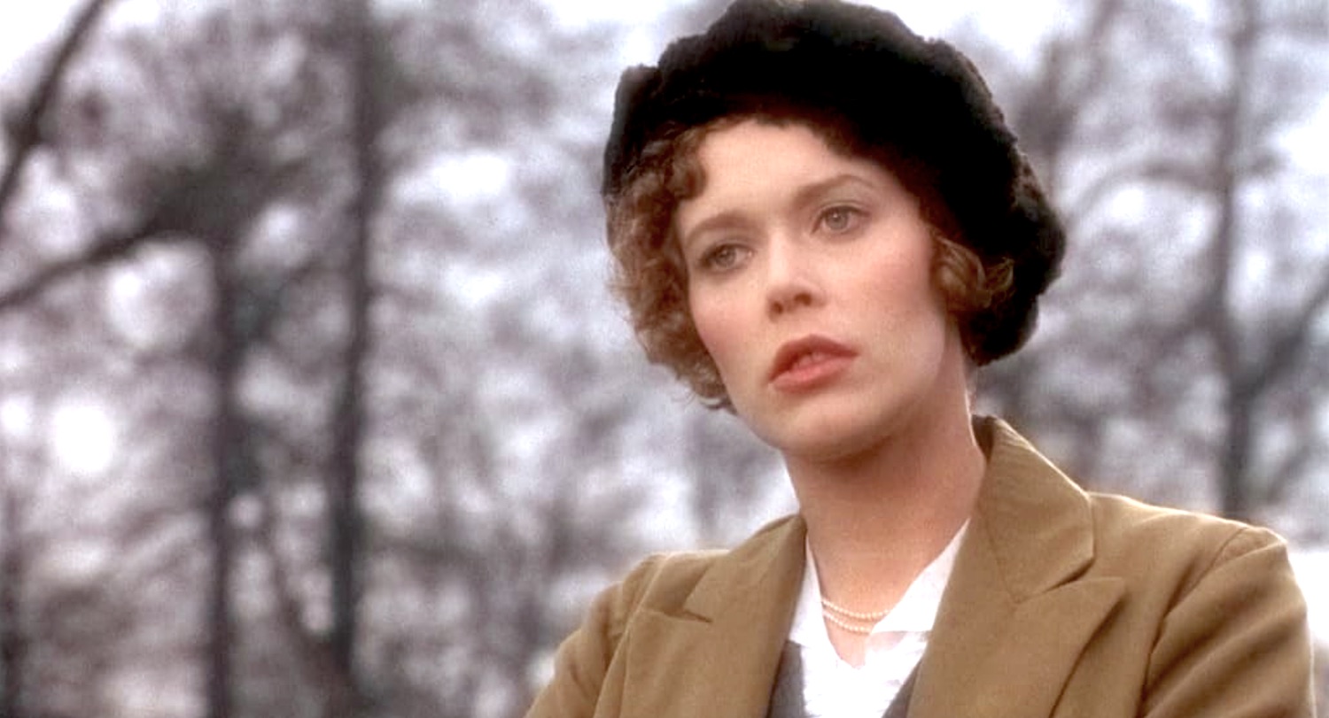Sylvia Kristel est resplendissante de justesse en interprétant son rôle d'une jeune épouse épanouie qui a choisi de tromper son mari impuissant dans le film L’Amant de Lady Chatterley en 1981