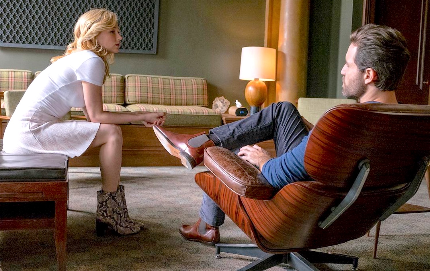 Haley Bennett incarne admirablement Megan Hipwell une jeune épouse qui fait cocu son mari avec son psychanalyste et avec l'homme chez qui elle est est employée comme baby-sitter dans le film La Fille du train en 2016