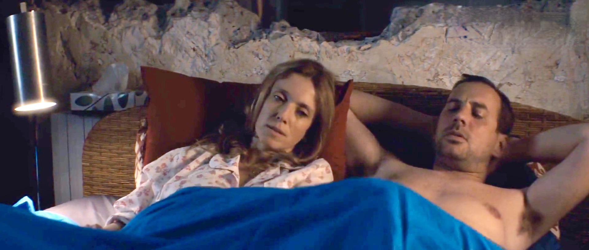 Léa Drucker incarne Patricia qui masturbe le pénis de son mari en ayant pour but de le faire éjaculer le plus vite possible tout en évitant que son sperme tâche la couette dans le film Le Grand Méchant Loup en 2013