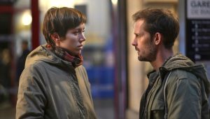 Coline incarnée par Sara Giraudeau est certaine d'avoir été trompée par sa meilleure amie Azar lors d'une relation adultère avec son amant Simon incarné par Nicolas Duvauchelle dans le film Les Envoûtés en 2019