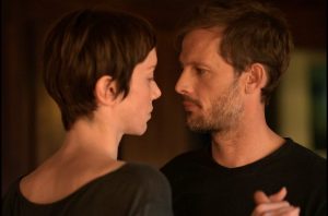 Sara Giraudeau incarnant Coline et Nicolas Duvauchelle incarnant Simon forment un couple passionné qui s'effondrera lorsque la meilleure amie de Coline débutera son étrange relation adultère avec Simon dans le film Les Envoûtés en 2019