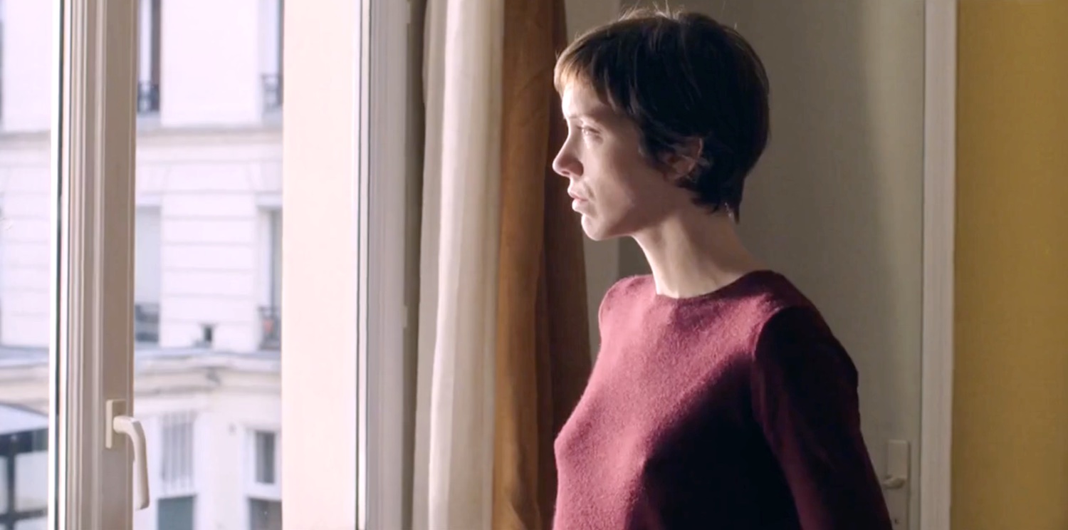 Coline incarnée par Sara Giraudeau s'interroge sur la fidélité de son amant bien trop proche de sa meilleure amie dans le film Les Envoûtés en 2019