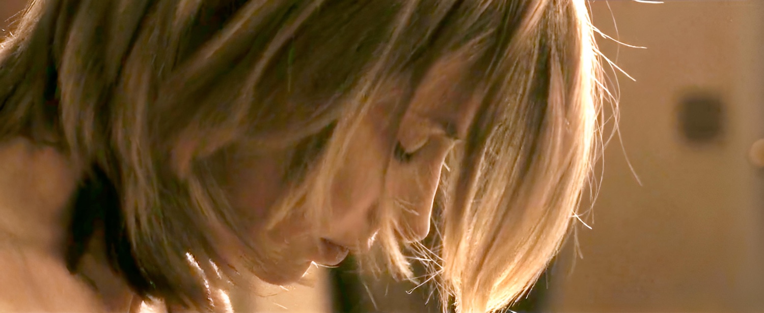 La jeune tradeuse Alice Richmond incarnée par Cécile de France nue fait l'amour à son amant en le chevauchant avec une sublime fébrilité jouissive lors d'une étreinte charnelle à fleur de peau dans le film Möbius en 2013