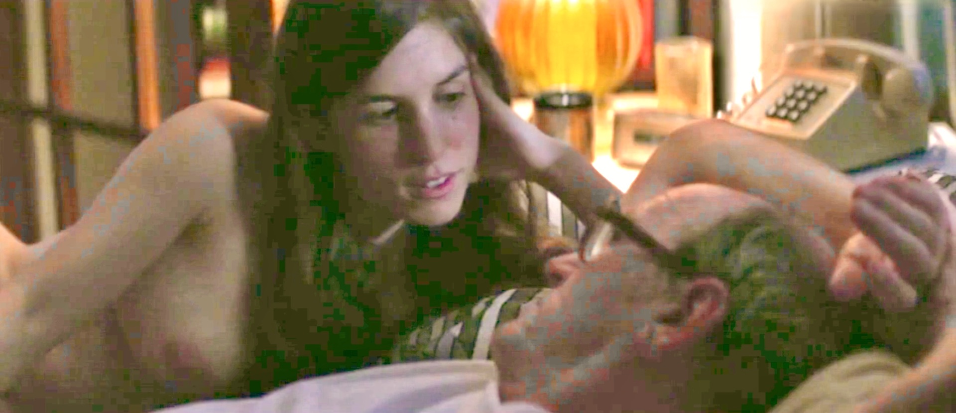 Sophia Takal seins nus masturbe le pénis d'un homme mûr tout en discutant avec lui car elle incarne une étudiante ambitieuse qui utilise sa masturbation de la verge pour son avenir professionnel dans le film God's Pocket