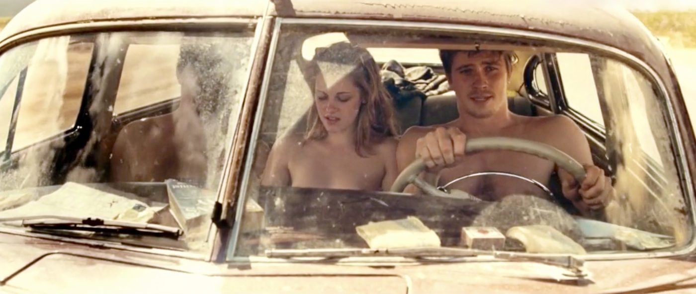 Films de masturbatrices | Kristen Stewart masturbe deux hommes à l'avant d'une voiture dans le film Sur la route en 2012