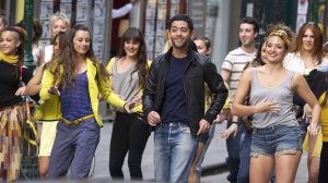Le film Situation amoureuse C'est compliqué recèle des instants de grâce cinématographique comme cette danse de joie amoureuse collective dans les rues de Paris
