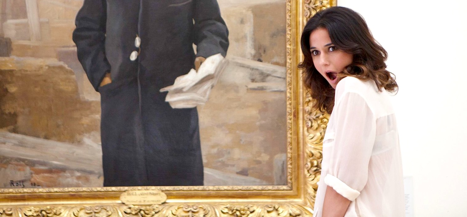 L'exhibition publique des seins de Vanessa dans le musée parisien est une jolie provocation coquine qui fait partie de l'éventail des charmes déployés par la jeune femme pour séduire l'homme qu'elle désire dans le film Situation amoureuse C’est compliqué en 2014