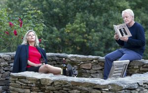 Karin Viard joue le rôle de Pattie femme quadra très libérée sexuellement qui côtoie un homme mûr obnubilé par son obsession perverse dans le film 21 nuits avec Pattie en 2015