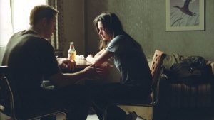 Kathy Nicolo incarnée par Jennifer Connelly entretient une liaison charnelle avec un amant susceptible de pouvoir l'aider tant sa situation est désespérée dans le film House of Sand and Fog en 2003