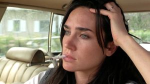 Un moment rare et troublant où Jennifer Connelly a une cigarette en bouche pour jouer son rôle de Kathy Nicolo dans le film House of Sand and Fog en 2003