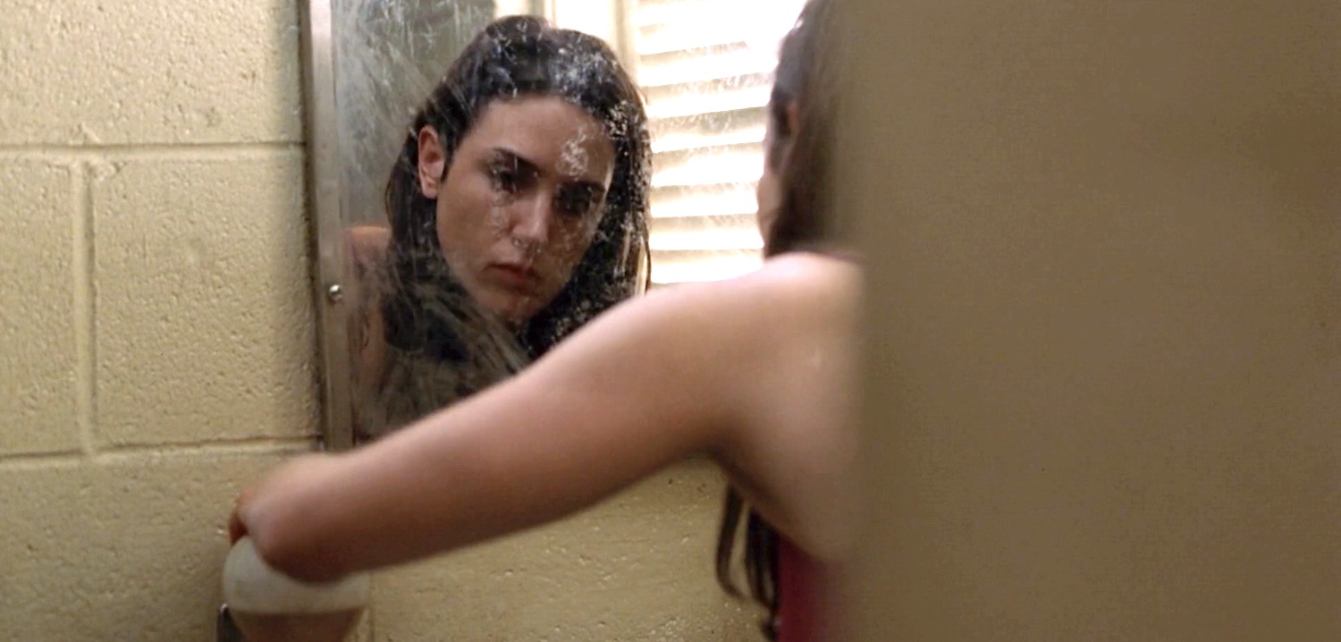 Jennifer Connelly en soutien-gorge face à un miroir de salle de bain rase les poils de ses aisselles dans le film House of Sand and Fog en 2003