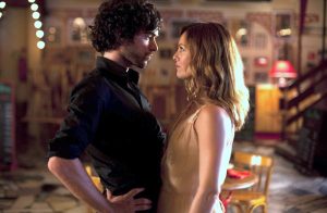 Vanessa Paradis et Romain Duris corps contre corps refusant pourtant de reconnaître leur attirance charnelle réciproque dans le film L’Arnacœur en 2010