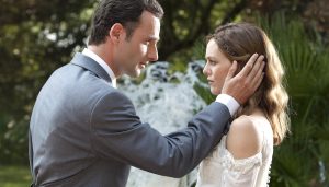 Le fiancé de Juliette Van Der Beck jouée par Vanessa Paradis ne se doute pas que sa future épouse va probablement faire de lui un mari cocu juste avant son mariage dans le film L’Arnacœur en 2010