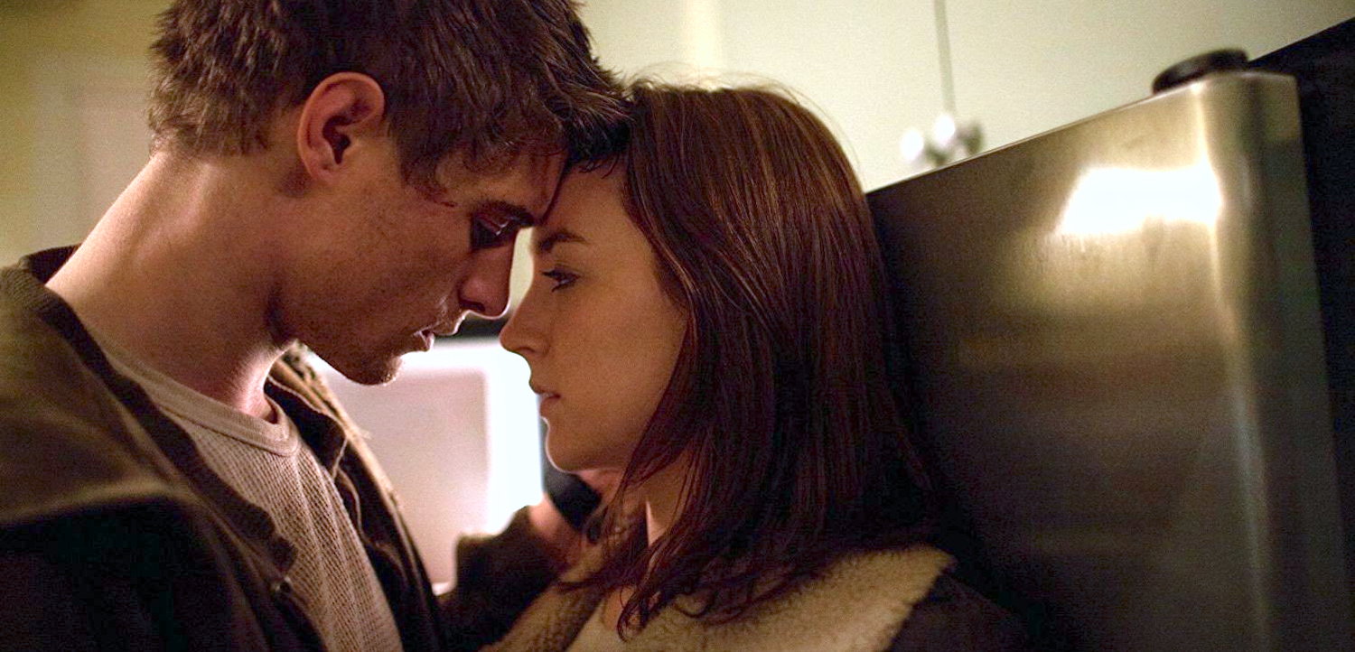 Saoirse Ronan incarne une jeune femme amoureuse d'un homme dont les fougueux baisers sur la bouche vont lui permettre de conserver le contrôle de son esprit dans le film Les Âmes vagabondes en 2013
