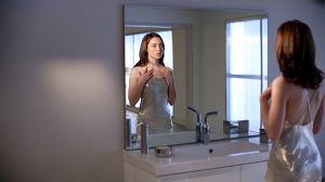 Le corps de la jeune femme interprétée par Saoirse Ronan est sous le contrôle d'une créature qui lit ses pensées dans le film Les Âmes vagabondes en 2013