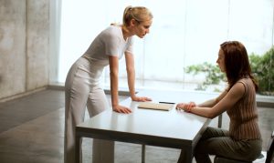 La Traqueuse interprétée par Diane Kruger se méfie de Melanie Stryder interprétée par Saoirse Ronan car elle sait que la jeune femme amoureuse n'abandonnera pas facilement le contrôle de son esprit dans le film Les Âmes vagabondes en 2013