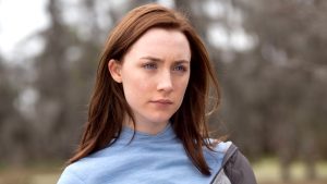 La jeune femme possédée de l'intérieur jouée par Saoirse Ronan est reconnaissable à l'iris de ses yeux qui devient argenté dans le film de science-fiction Les Âmes vagabondes en 2013