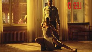 La très jolie Paulina incarnée par Jennifer Lopez enseigne la danse à un avocat joué par Richard Gere en vivant une irrésistible attirance réciproque malgré leur différence d'âge dans le film Shall we dance ? en 2004