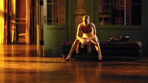 Paulina jouée par Jennifer Lopez doit prendre une décision entre son désir naissant pour un homme mûr qui apprend la danse avec elle et son professionnalisme dans le film Shall we dance ? en 2004