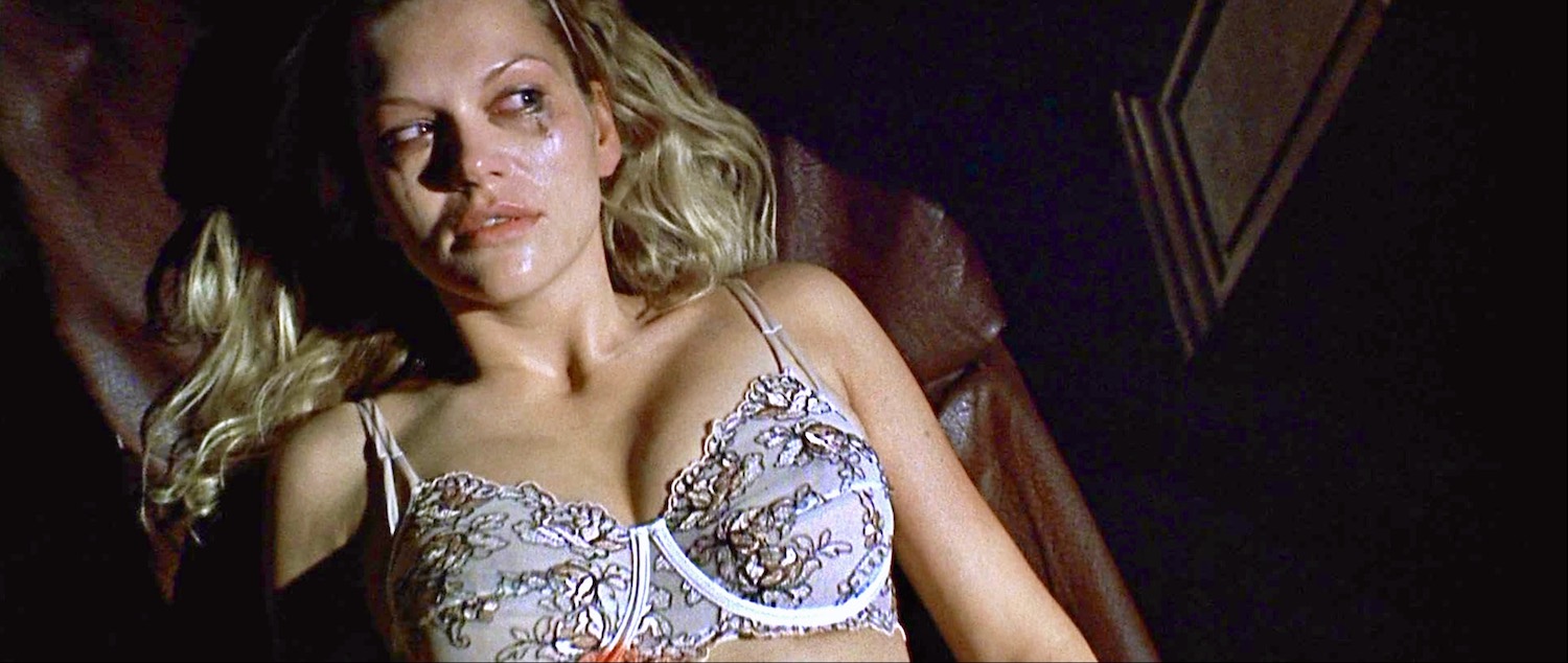 Gretchen interprétée par Anna Loos est paralysée par un anesthésiant en devenant incapable d'échapper aux sévices pervers d'un sadique dans le film Anatomie en 2000