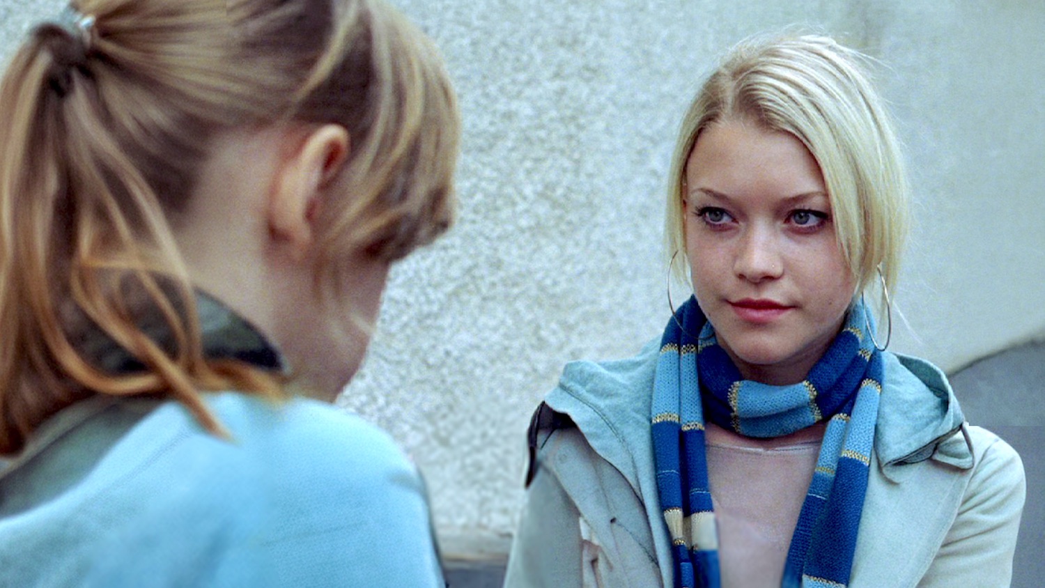 Mika Berndtsdotter Ahlen incarne Ullis la meilleure amie de Jenna et son initiatrice à la découverte des nouveaux plaisirs de sa vie d'adolescente dans le film Des étoiles au plafond / I taket lyser stjärnorna / Glowing Stars en 2009
