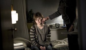 Jenna interprétée par Josefine Mattsson est confrontée à des terribles instants de résilience où elle abandonne son adolescence dans le film Des étoiles au plafond / I taket lyser stjärnorna / Glowing Stars en 2009