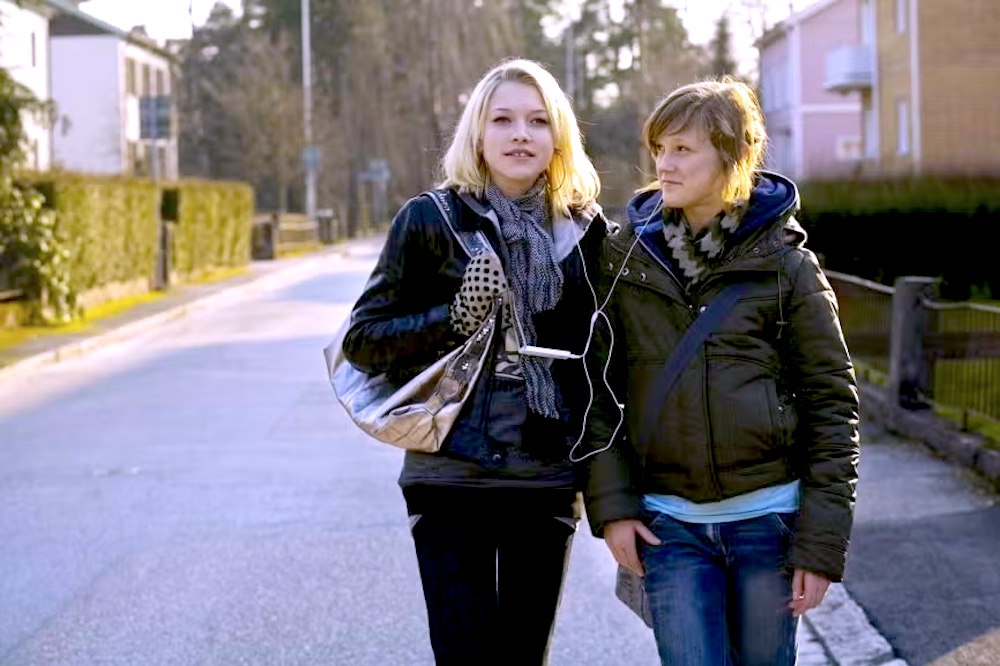 Josefine Mattsson et Mika Berndtsdotter Ahlen interprètent respectivement Jenna et Ullis deux adolescentes désireuses de s'amuser et d'aimer dans le film Des étoiles au plafond / I taket lyser stjärnorna / Glowing Stars en 2009