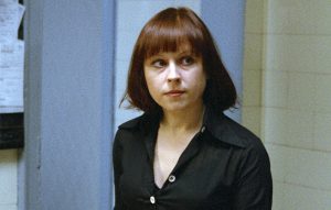 La serveuse du restaurant l'Esplanade assiste en spectatrice au conflit dévastateur entre restauratrices et à l'éclosion d'un premier amour interdit par leurs rivalités dans le film Jambon d’Ardenne en 1977