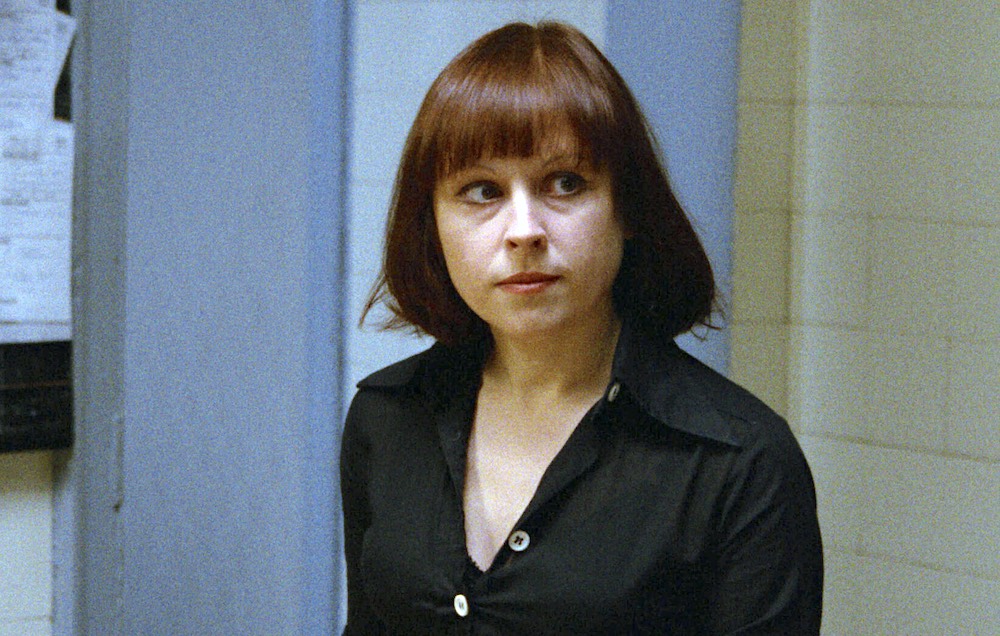 La serveuse du restaurant l'Esplanade assiste en spectatrice au conflit dévastateur entre restauratrices et à l'éclosion d'un premier amour interdit par leurs rivalités dans le film Jambon d’Ardenne en 1977