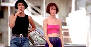 Michelle Forbes et Juliette Lewis incarnent une jeune femme fatale et une jeune femme objet égéries capiteuses de leurs amants dans le film Kalifornia en 1993