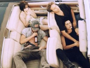 Les deux couples effectuent un voyage sans limites en franchissant toutes les frontières du vice à bord d'une Lincoln Continental Cabriolet de 1963 dans le film Kalifornia en 1993