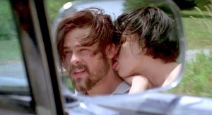 Adele Corners interprétée par Juliette Lewis lèche sensuellement le cou de son amant Early Grayce interprété par Brad Pitt dans le film Kalifornia en 1993