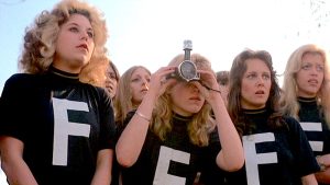 Les groupies du pilote de course Frankenstein sont des jeunes femmes de 18 ans ou 19 ans capables de s'offrir à lui pour la nuit ou de l'attendre au milieu de la route afin qu'il marque des points avec leur sacrifice dans le film La Course à la mort de l'an 2000