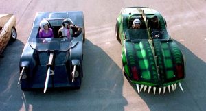 Les voitures de course des concurrents ont été modifiées pour devenir des machines à tuer comme la fascinante Chevrolet Corvette de Frankenstein dans le film La Course à la mort de l'an 2000