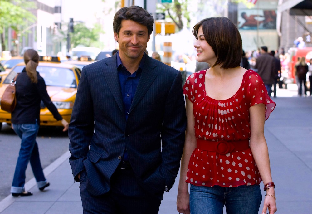 Patrick Dempsey n'ose pas avouer à Michelle Monaghan qu'il est éperdument amoureux d'elle car la jeune femme va se marier prochainement dans le film Le Témoin amoureux en 2008